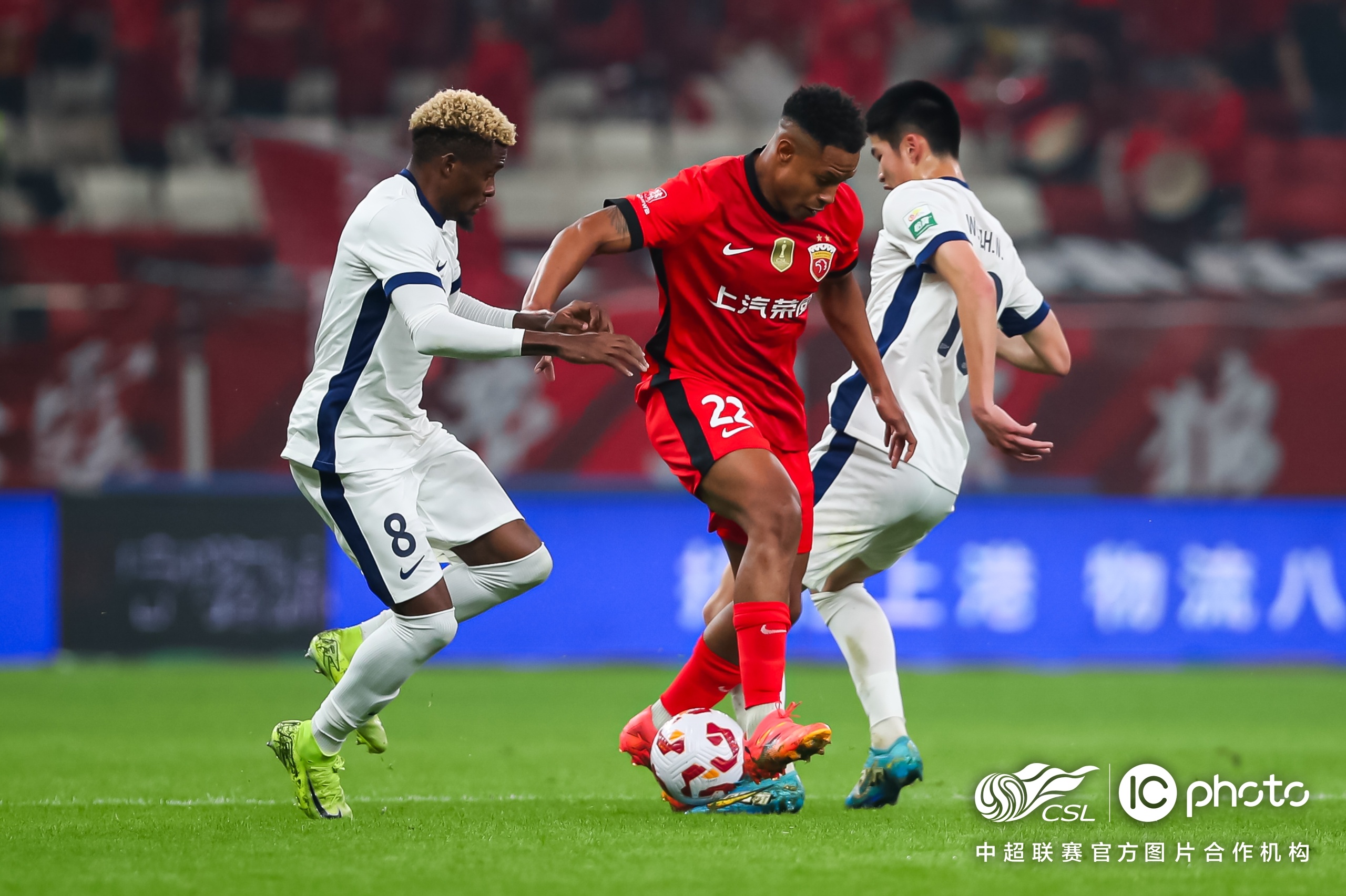 开云官方网站-赛后新疆广汇备战荷甲，止住颓势细节曝光，底气十足，更衣室氛围转暖(新疆广汇集团股东名单)