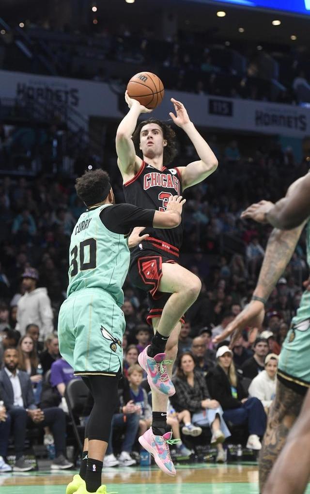 开云体育-清晨突围战来临,芝加哥公牛围绕NBA季后赛外线爆发,悬念犹存,更衣室氛围转暖的简单介绍